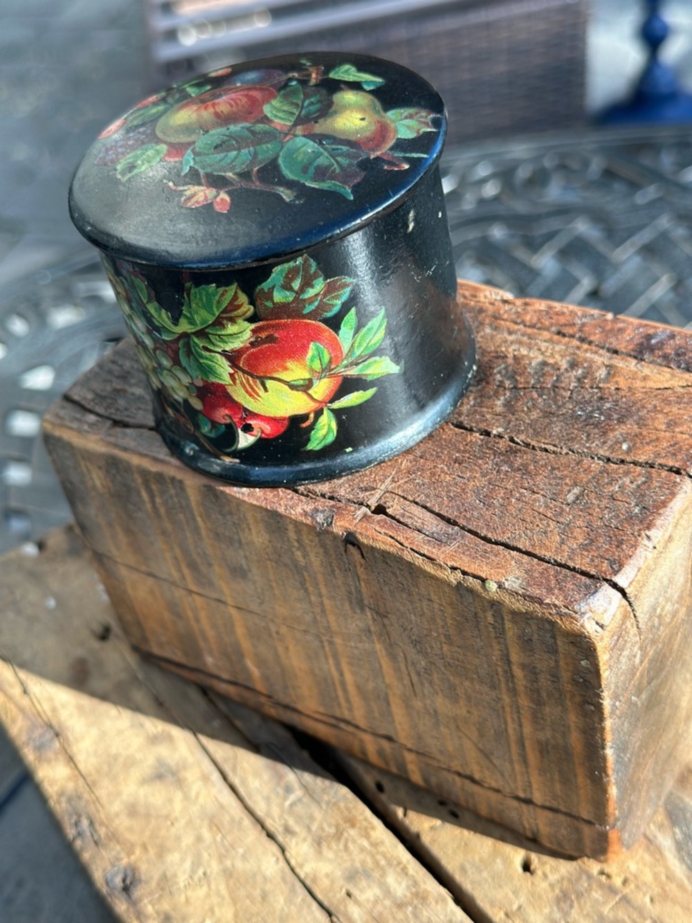 Vintage Black Lacquer Trinket Box Floral Fruit Papier Mache or Wood Cottage - Picture 4 of 10